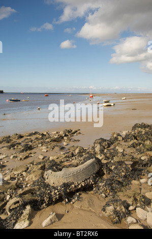 Müll am Strand angespült Stockfoto