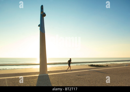 Jogger auf cleveley's Promenade und als die Sonne untergeht, an einem heißen Sommertag Stockfoto