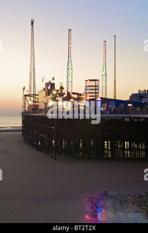 Pier Süd Blackpool in der Abenddämmerung bei der Beleuchtung Stockfoto