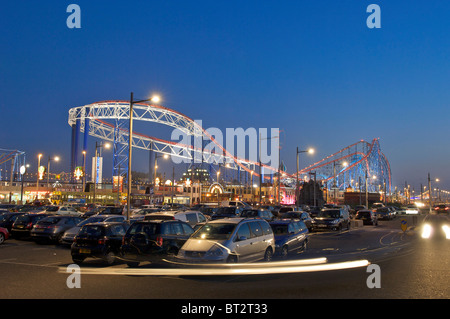 Blackpool Pleasure Beach und Parkplatz während der Beleuchtung Stockfoto