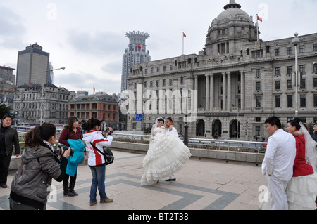 Chinesisches Paar heiraten am Bund in Shanghai, China Stockfoto