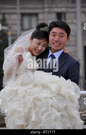 Chinesisches Paar heiraten am Bund in Shanghai, China Stockfoto