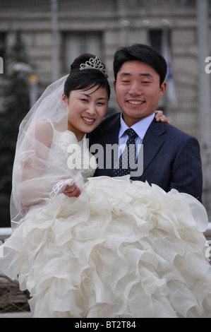 Chinesisches Paar heiraten am Bund in Shanghai, China Stockfoto