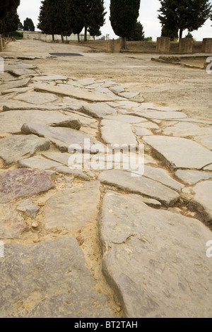 Frühe römische Straße / Straße Kopfsteinpflaster / schustert / gepflasterten Oberfläche in der zerstörten römischen Stadt Italica / Italica in der Nähe von Sevilla, Spanien. Stockfoto