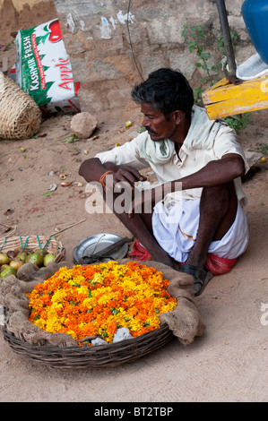 Inder, die Blumen auf einem indischen Straße. Puttaparthi, Andhra Pradesh, Indien Stockfoto