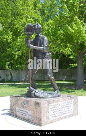 Statue von Abe Lincoln als stellvertretender Landvermesser, New Salem Village, Illinois, Vereinigte Staaten von Amerika. Stockfoto