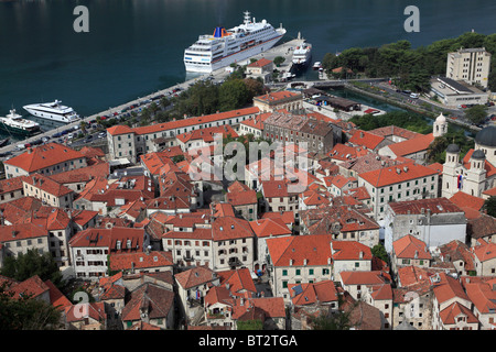 Montenegro, Kotor, Altstadt, Bucht, Kreuzfahrtschiff, allgemeine Luftbild, Stockfoto