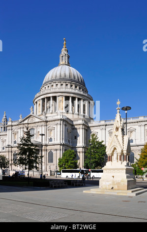 Touristenbusse vor der berühmten historischen St. Pauls Kathedrale und dem St. Lawrence Jewry Memorial Fountain am sonnigen blauen Himmel in City of London, England Stockfoto