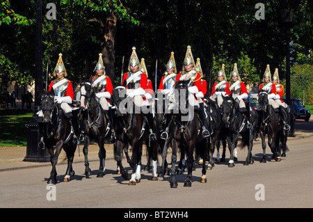 Life Guards Household Kavallerry Mounted Regiment Soldaten rote Uniform mit Kürass Ankunft Wachdienst Horse Guards Parade London England UK Stockfoto