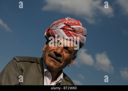 Dawood, Daud oder Davut Baghestani ein hochrangiges Mitglied der Kurdischen Gemeinschaften Union trägt traditionelle turbische Kopfbedeckung in Erbil Nordirak Stockfoto
