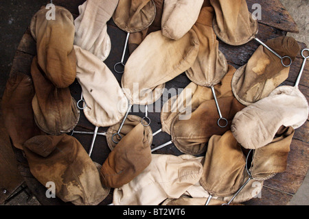 Eine Sammlung von Tuch Kaffee Filter sind voraussichtlich vor einem Bürgersteig Café in Phnom Phen, Kambodscha zu trocknen. Stockfoto