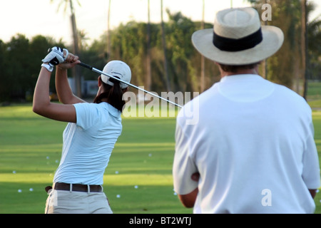 15 Jahre alte Michelle Wie Anweisung erhält von ihrem Trainer, David Ledbetter, vor der PGA 2005 Sony Open In Hawaii. Stockfoto