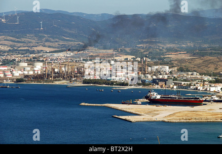 Blick auf die Küste und das Benzin/Öl-Raffinerie, Algeciras, Costa Del Sol, Provinz Cadiz, Andalusien, Südspanien, Westeuropa. Stockfoto
