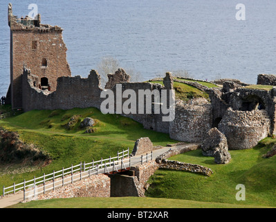 Blick auf das Urquhart Castle in der Nähe von Inverness, Schottland Stockfoto