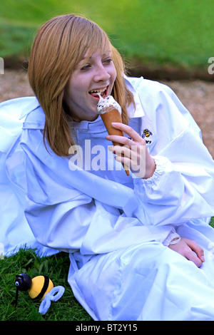 Teenager-Mädchen genießen ein Eis an einem Schultag, an eine Imkerei Stockfoto