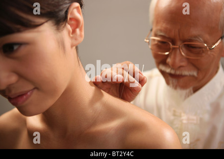 Arzt, Akupunkturnadeln auf Frau Hals, Nahaufnahme Stockfoto