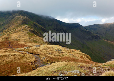 Raue Felsen und High Street bedeckt Wolke in den Lake District National Park, Cumbria, England. Stockfoto