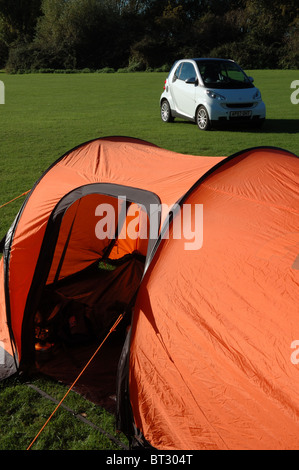 Force 10 Titan 200 Zelt und Auto Smart Fortwo auf Campingplatz Stockfoto