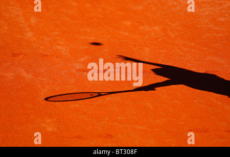 Schatten ein Tennisspieler auf einem Sandplatz Stockfoto