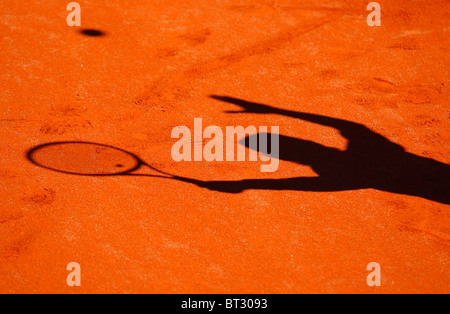 Schatten ein Tennisspieler auf einem Sandplatz Stockfoto