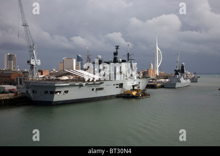 HMS illustre in Portsmouth (Hampshire). Flugzeugträger der Invincible-Klasse Licht / durch Deck Cruiser Stockfoto