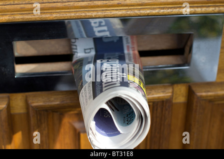 Die Zeitung The Guardian im Briefkasten Stockfoto