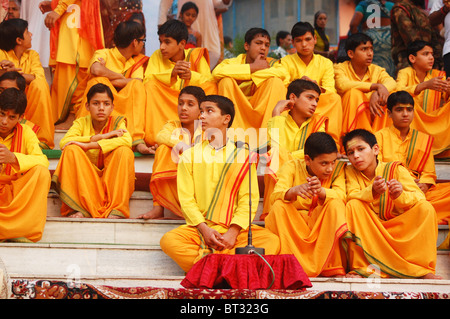 Jungen feiern das fest Kumbh Mela in Haridwar, Indien Stockfoto