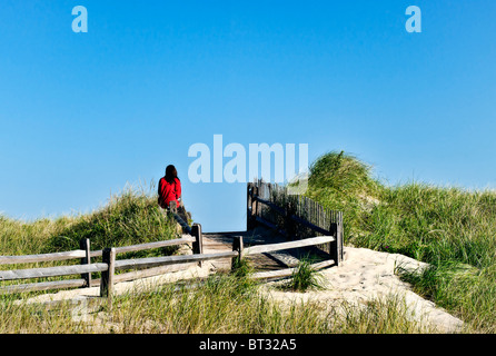 Frau genießt Düne Blick auf den Ozean. Stockfoto