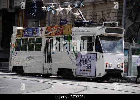 Melbourne Straßenbahnlinien gehen Sie zu oder von der Stadt und auch Melbourne W Klasse Straßenbahn auf der City Circle Line Stockfoto