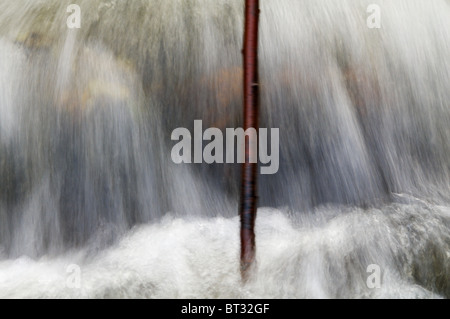 Ein kleiner Wasserfall im südlichen Norwegen Stockfoto