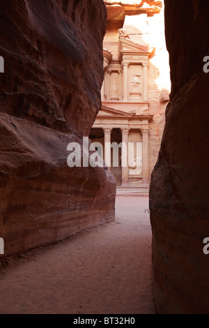 Al Khazneh (oder Treasury), gesehen aus der engen Siq, Petra, Jordanien Stockfoto