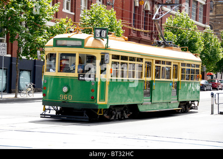 Melbourne Straßenbahnlinien gehen Sie zu oder von der Stadt und auch Melbourne W Klasse Straßenbahn auf der City Circle Line Stockfoto