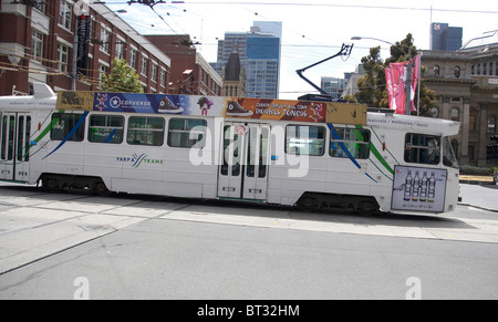 Melbourne Straßenbahnlinien gehen Sie zu oder von der Stadt und auch Melbourne W Klasse Straßenbahn auf der City Circle Line Stockfoto