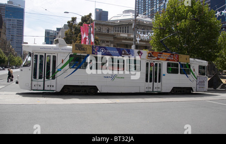 Melbourne Straßenbahnlinien gehen Sie zu oder von der Stadt und auch Melbourne W Klasse Straßenbahn auf der City Circle Line Stockfoto