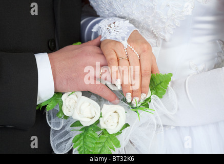 Die männliche und weibliche Hände mit Trauringe Stockfoto