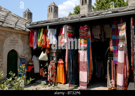 Ein Basar-Shop im Hof des Koski Mehmed Pascha Moschee, errichtet im Jahr 1617. Im Hof sind verschiedene Einrichtungen wie... Stockfoto