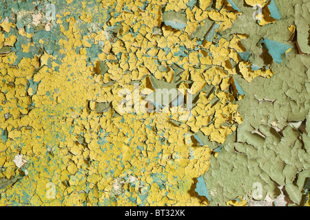 Alte beschädigte gelben Farbe auf eine Betonwand Hintergrund Stockfoto