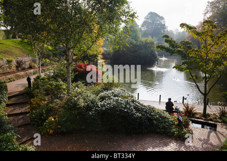 Ein Autumnn Morgen in der Dingle, Quarry Park, Shrewsbury. Stockfoto