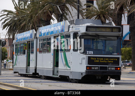 Melbourne Straßenbahnlinien gehen Sie zu oder von der Stadt und auch Melbourne W Klasse Straßenbahn auf der City Circle Line Stockfoto