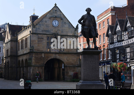 Shrewsbury Marktplatz mit der Markthalle aus dem 16. Jahrhundert und die Statue von Clive of India. Stockfoto