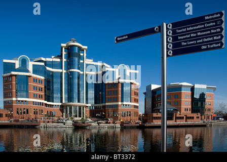 Victoria-Bürogebäude in Erie Basin Salford Quays Manchester bei strahlendem Sonnenschein, mit touristischen Hinweisschild gesehen Stockfoto