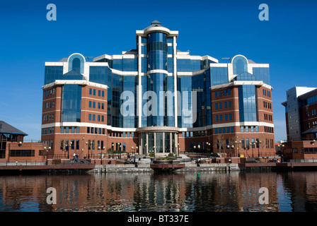 Bei strahlendem Sonnenschein über Erie Basin Salford Quays Manchester gesehen Victoria-Bürogebäude Stockfoto