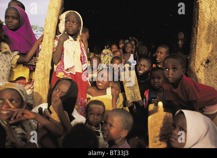 Kinder in einer Koranschule in Agadez, Niger. Stockfoto