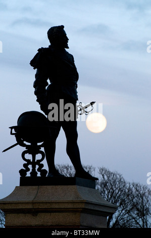 Replik-Statue von Sir Francis Drake, Plymouth Hacke, England, Devon UK mit Vollmond über Bergen im Hintergrund Stockfoto