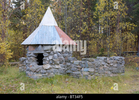 Alte kleine Steinturm errichtet in Holz Stockfoto