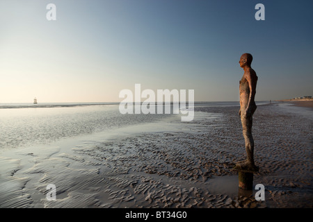 Die Sir Antony Gormley kunst Installation eine andere Stelle Crosby Strand, Teil der Sefton Coast gelegen, in der Region von Liverpool Großbritannien Stockfoto