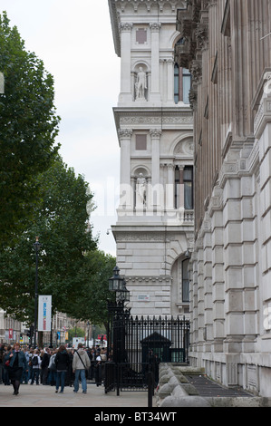 Whitehall, auf der Suche nach Downing street, wo Touristen auf der Suche durch die Sicherheitsschleusen gesehen werden kann Stockfoto