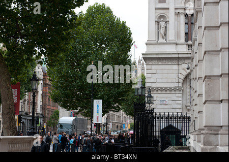 Whitehall, auf der Suche nach Downing street, wo Touristen auf der Suche durch die Sicherheitsschleusen gesehen werden kann Stockfoto