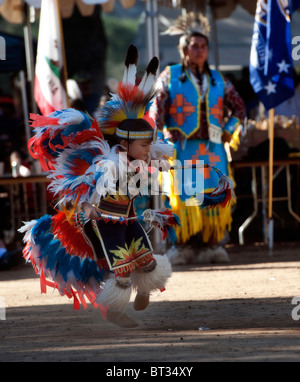 Chumash Indianer Teen tanzen Stockfoto