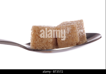 Zwei braune Demerara Stück Würfelzucker auf einen Tee-Löffel-Ausschnitt Stockfoto